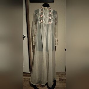 Robe Elegant Cream Floral Embroidered